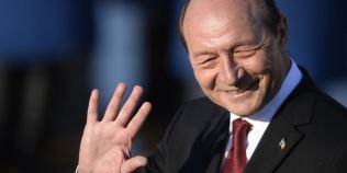 Basescu, bunic pentru a treia oara. Fostul presedinte a publicat o fotografie cu cel mai mic nepot al sau pe Facebook