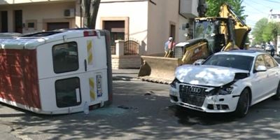 VIDEO Microbuz rasturnat de un Audi condus de un vitezoman beat. Sase persoane au fost ranite in urma impactului