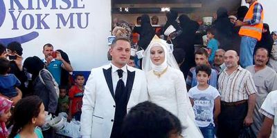 Un cuplu de turci a hranit in ziua nuntii 4.000 de refugiati sirieni