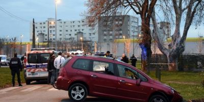 Un barbat a incercat sa intre cu masina intr-un grup de militari in sudul-estul Frantei. Militarii au deschis focul si l-au ranit grav pe agresor