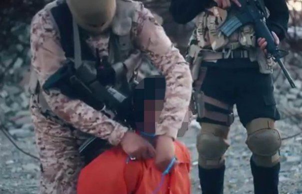 Ultima metoda BOLNAVA de EXECUTIE a teroristilor de la ISIS. Jihadistii s-au FILMAT in timp ce isi INJOSESC prizonierii inainte de a-i UICIDE | VIDEO SOCANT