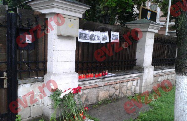 SOLIDARITATE la Chisinau: Flori si lumanari la poarta Ambasadei Romaniei din R. Moldova imediat dupa tragicul accident aviatic