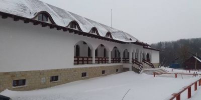Cum arata noua resedinta arhiepiscopala a lui IPS Pimen de la Suceava. Cladirea, refacuta din temelii in doar doi ani dupa un incendiu devastator