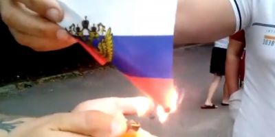 VIDEO Drapelul de stat al Rusiei, ars intr-un oras din Ucraina, dupa ce a fost depistat in masina unor locuitori ai Transnistriei