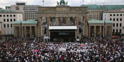 Mii de manifestanti la Berlin impotriva intrarii extremei-drepte in Parlament