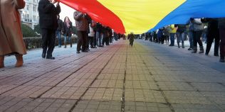 FOTO Tricolor de 100 de metri in Timisoara, la sarbatoarea Micii Uniri. Basarabenii au manifestat pentru unirea Republicii Moldova cu Romania